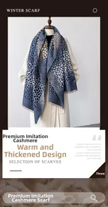 Gros plan d'une écharpe chaude style cachemire bleu gris avec imprimé léopard doux