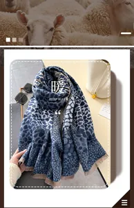 Gros plan d'une écharpe léopard bleue avec texture tricotée et détails de franges