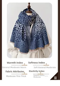 Détail d'une écharpe léopard douce en bleu et gris avec des bords à franges