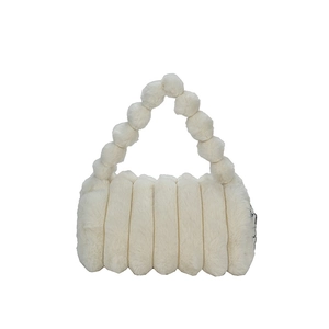 Sac à épaule blanc en fausse fourrure douce avec poignée à boules pelucheuses chic