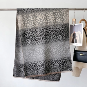 Gros plan détaillé du tissu léopard montrant la texture douce et les bords à franges