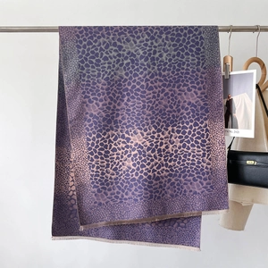 Détail du foulard imprimé léopard avec dégradé violet et bords à franges souples
