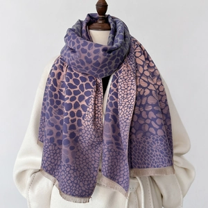 Écharpe douce à imprimé léopard violet et rose avec franges sur un mannequin de mode