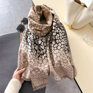 Châle pashmina doux à motif léopard avec bordures à franges pour la mode d'hiver