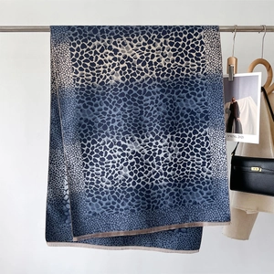 Écharpe douce à imprimé léopard dans les tons bleus avec franges pour l'hiver