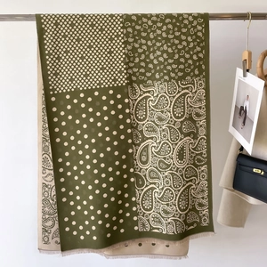 Dettaglio sciarpa paisley verde scuro e beige con pois e bordi sfrangiati morbidi