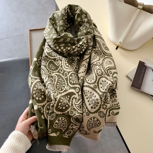 Sciarpa in cashmere verde militare e beige con motivo paisley bohémien e frange