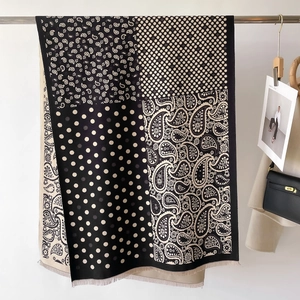Elegante sciarpa con motivo paisley e pois, scialle vintage nero e beige con frange