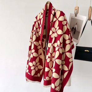 Elegante scialle lungo in maglia a fiori rosso scuro e beige per l'inverno moda