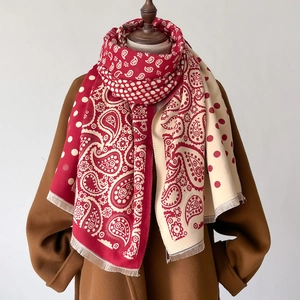 Scialle retrò con motivi paisley e pois in rosso e crema con frange bianche