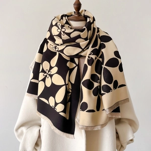 Elegante scialle con stampa floreale nero e beige con una consistenza drappeggiata