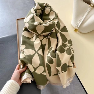 Sciarpa lunga in maglia spessa con motivo floreale astratto verde scuro e frange