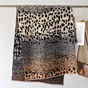 Dettaglio della sciarpa leopardata con sfumatura di colore e bordi con frange