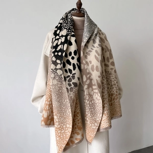 Sciarpa Invernale da Donna con Stampa Leopardata Morbido Scialle in Simil-Cashmere Gradiente a Blocchi di Colore Nappine Elegante Sciarpa Spessa per Ufficio