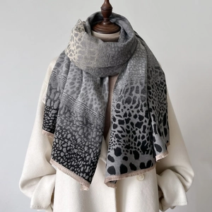 Sciarpa invernale leopardata classica con morbide frange per le donne