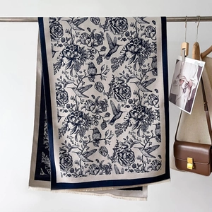 Écharpe élégante à motif floral vintage, imprimé colibri et bordures à franges