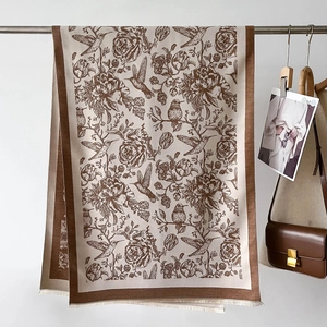 Écharpe beige élégante avec imprimé fleurs et oiseaux vintage et douces franges
