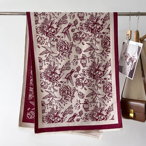 Écharpe élégante à imprimé fleurs et pies en beige et bordeaux avec des franges