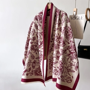 Châle blanc élégant avec imprimé fleuri Toile de Jouy rouge et bords à franges