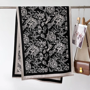 Écharpe élégante noir et blanc à motif floral et colibri avec franges, châle d'hiver