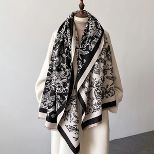 Écharpe vintage élégante avec imprimé fleurs et pies et bords à franges sur un mannequin
