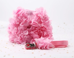 Gros plan du harnais rose avec fleurs en organza 3D et tissu en maille respirante