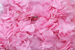 Détail macro de fleurs en maille 3D et anneau en D sur harnais rose pour animaux