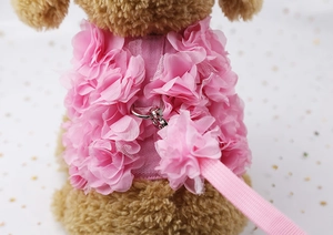 Détail du harnais pour chien en maille rose avec fleurs 3D et anneau en D en métal