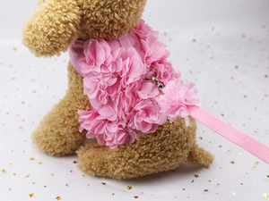 Vue détaillée du harnais chat rose avec fleurs 3D et laisse en nylon assortie