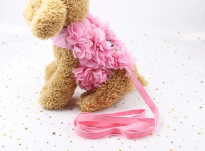 Détail du harnais rose pour animaux avec fleurs en maille 3D et laisse assortie