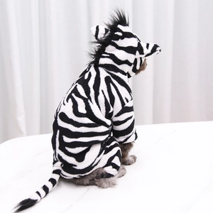 Détail du costume zèbre pour animaux avec texture flanelle douce et queue rayée