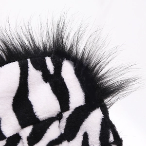 Détail de vêtement zèbre pour animaux montrant le flanelle doux et la crinière poilue