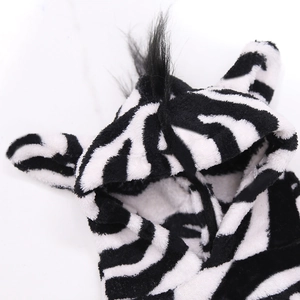 Détail du sweat à capuche zébré pour animaux en flanelle douce avec crinière en peluche