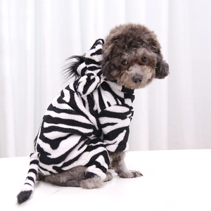 Sweat à capuche zébré pour chien en flanelle épaisse avec oreilles et queue mignonnes