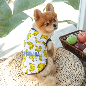 Detalle del chaleco de malla blanca para mascota con estampados de plátano y texto
