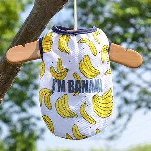 Detalle del chaleco transpirable para mascotas con estampado de bananas en percha