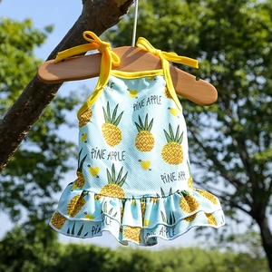 Detalle del vestido para mascotas con estampado de piña amarilla y tejido de malla