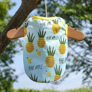 Detalle del chaleco de malla azul para mascotas con estampado de piña y bordes amarillos