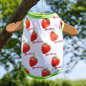 Chaleco de malla blanca para mascotas con estampado de fresas en una percha de madera