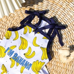 Detalle del chaleco de malla para mascotas con estampado de plátano y cintas azules
