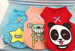 Lot détaillé de gilets pour animaux en bleu, rose et rouge avec motifs de dessins animés
