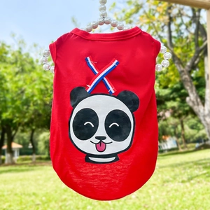 Détail du gilet rouge pour animaux avec imprimé panda et ruban tricolore sur cintre perlé