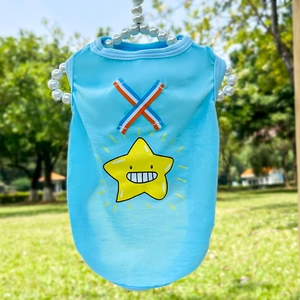 Détail du gilet bleu pour animaux avec étoile jaune et rubans croisés colorés en gros plan