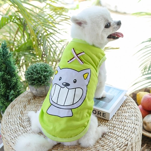 Détail du gilet vert en coton pour chien avec motif chat et rubans entrecroisés