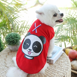 Détail de la veste rouge pour chien avec imprimé panda et ruban tricolore décoratif