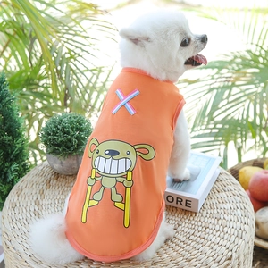 Détail du gilet orange pour animaux avec sangles arc-en-ciel et motif d'ours
