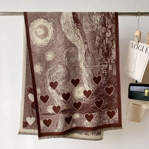 Sciarpa marrone e beige con motivi artistici astratti, cuori e bordi con frange
