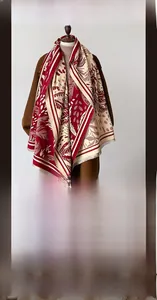 Dettaglio di scialle pashmina bordeaux con motivo a foglie di palma e frange fini