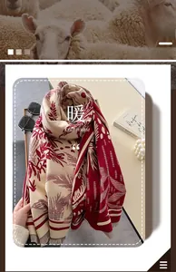 Dettaglio macro della sciarpa in maglia jacquard spessa con morbida trama in cashmere e frange