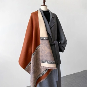 Thick cashmere-like scarf with paisley pattern and fringes in caramel and beige tones